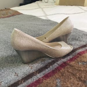 Glitter Peep-toe Wedge “Wendie”